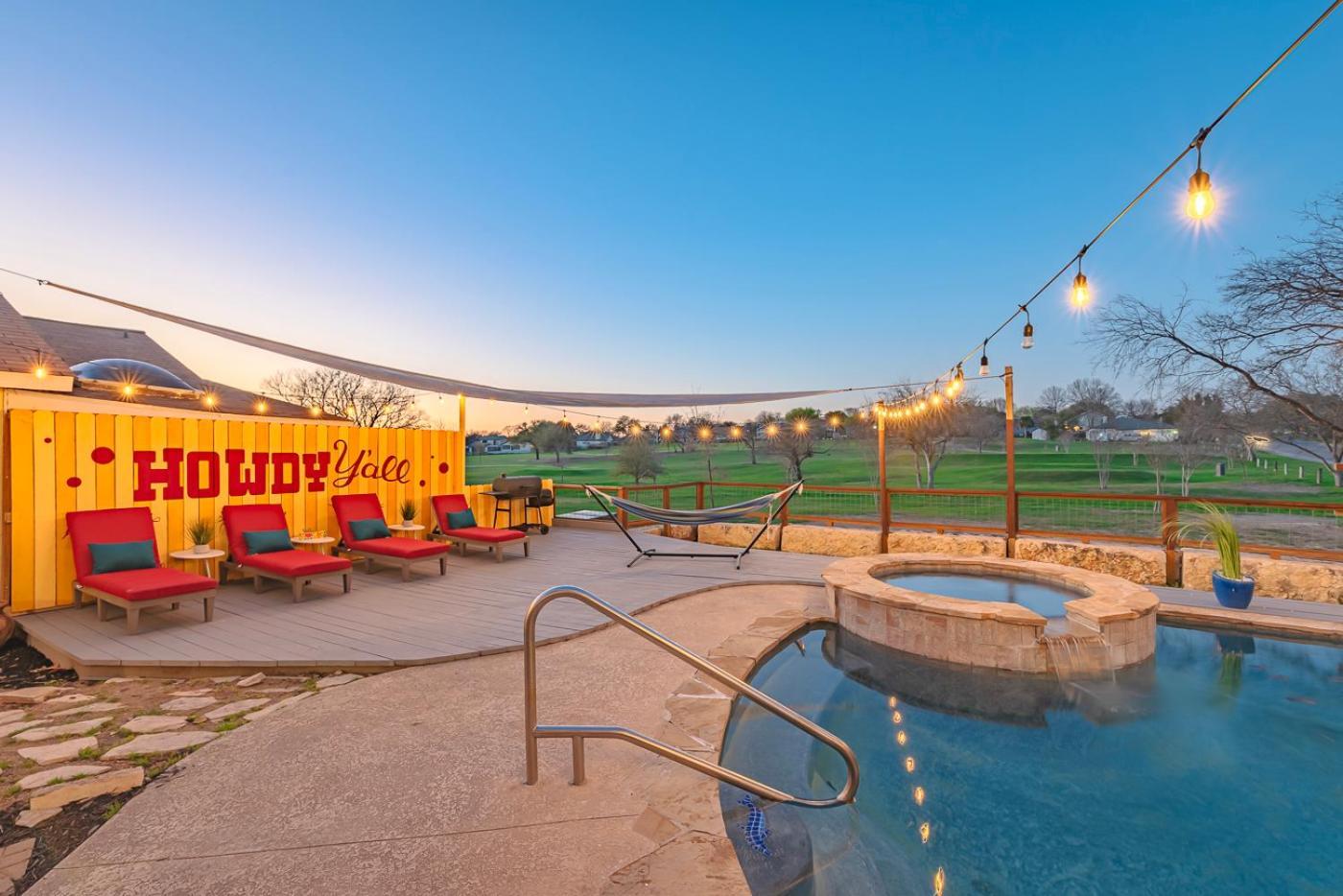 Stunning Pool Overlooking Golf Course & Game Holiday home *