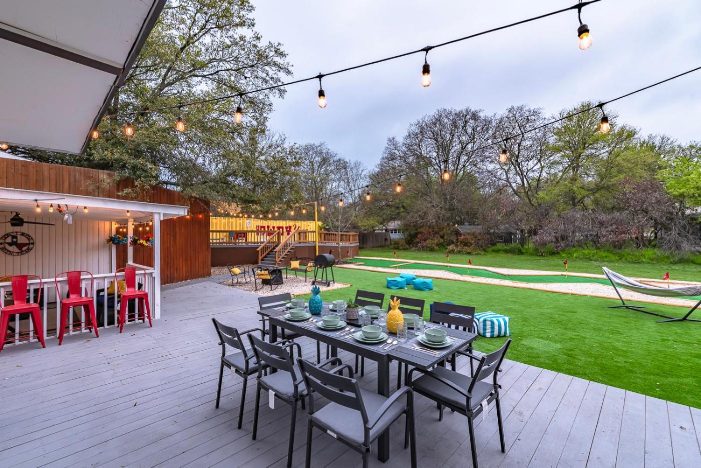 Pool, Gameroom & Minigolf Enchanting Texas Holiday home *