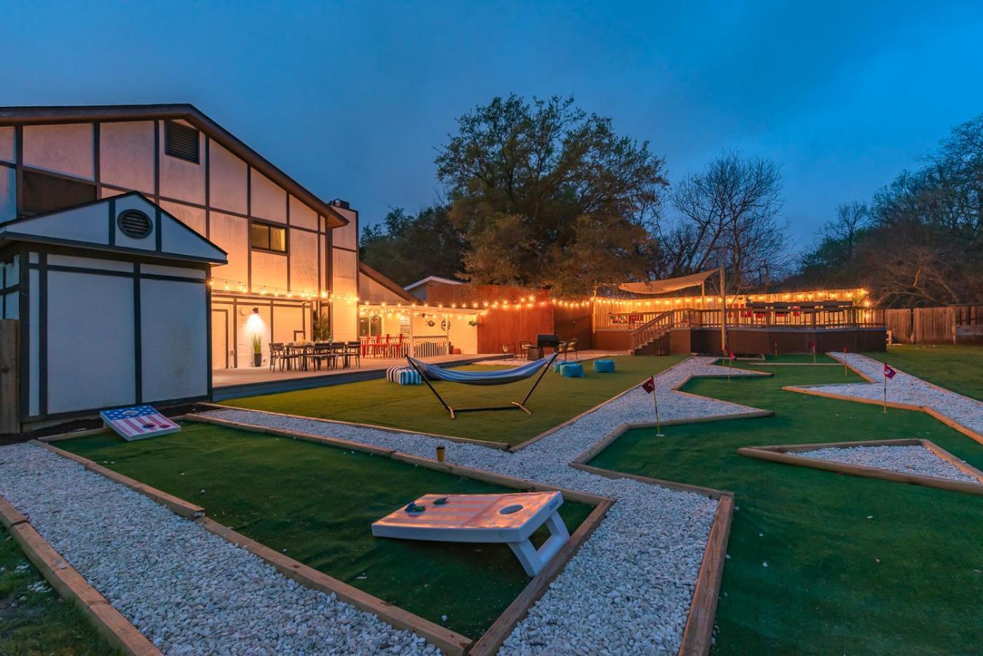Pool, Gameroom & Minigolf Enchanting Texas Holiday home *