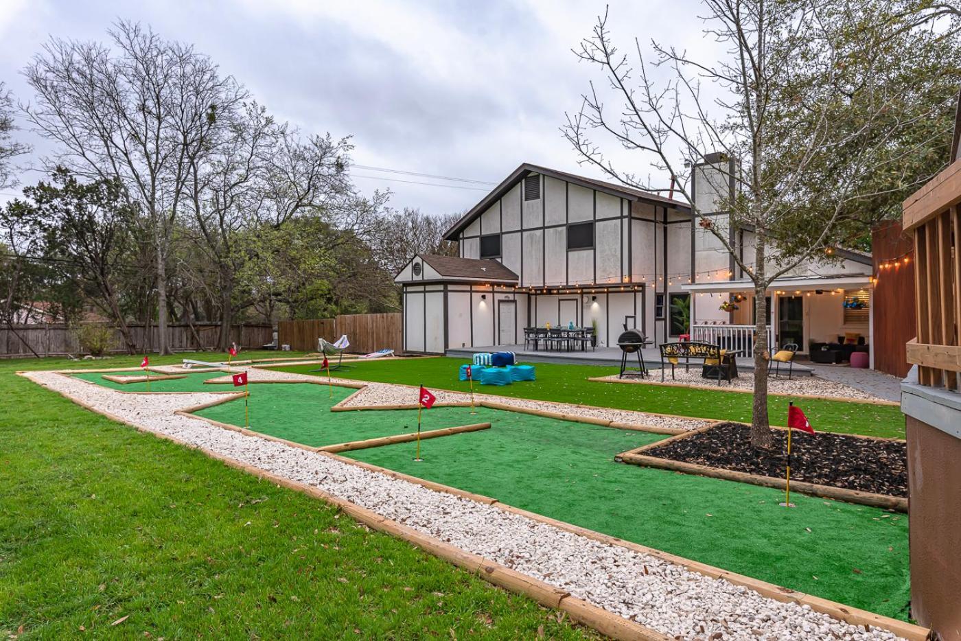 Pool, Gameroom & Minigolf Enchanting Texas Holiday home