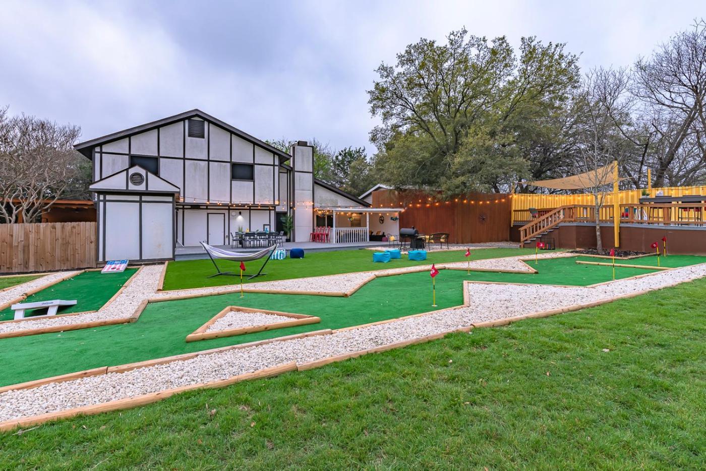 Pool, Gameroom & Minigolf Enchanting Texas Holiday home *
