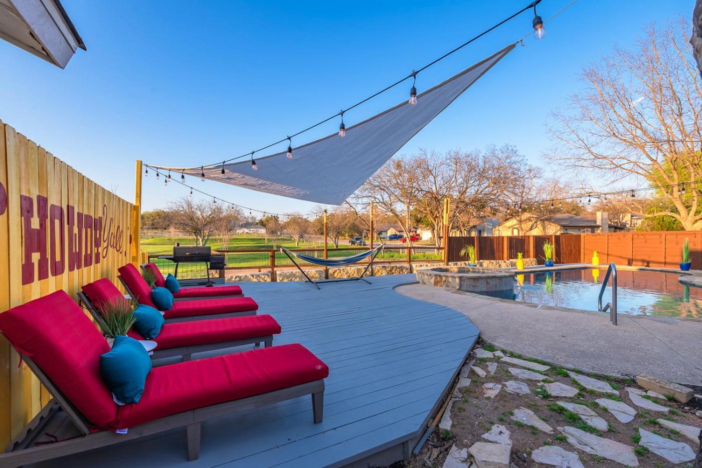 Stunning Pool Overlooking Golf Course & Game Holiday home *