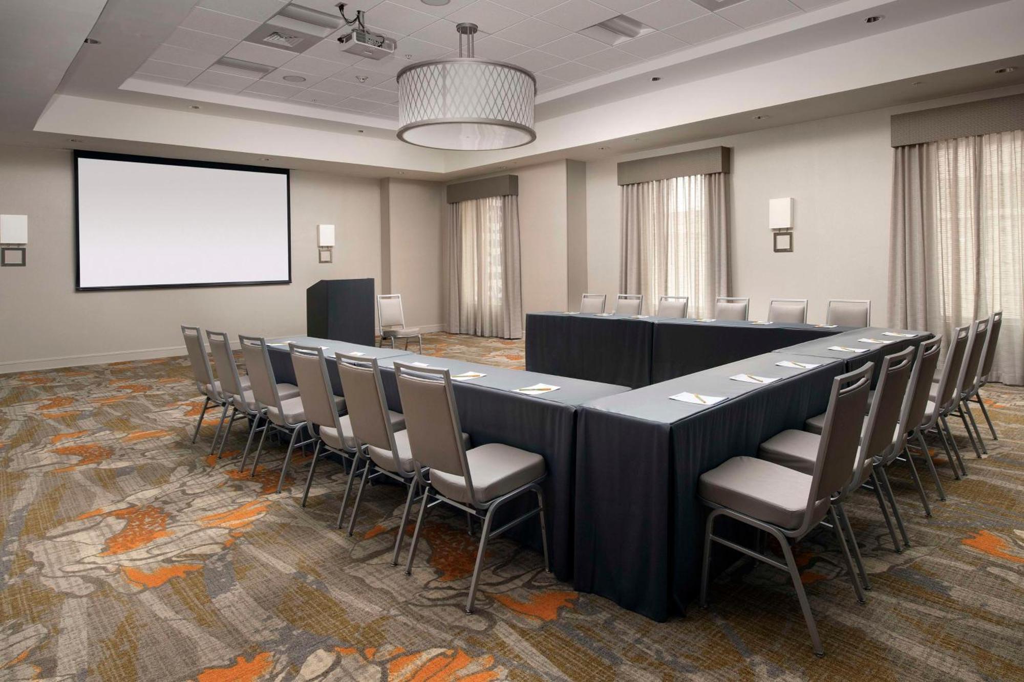Hilton Garden Downtown Riverwalk 4*