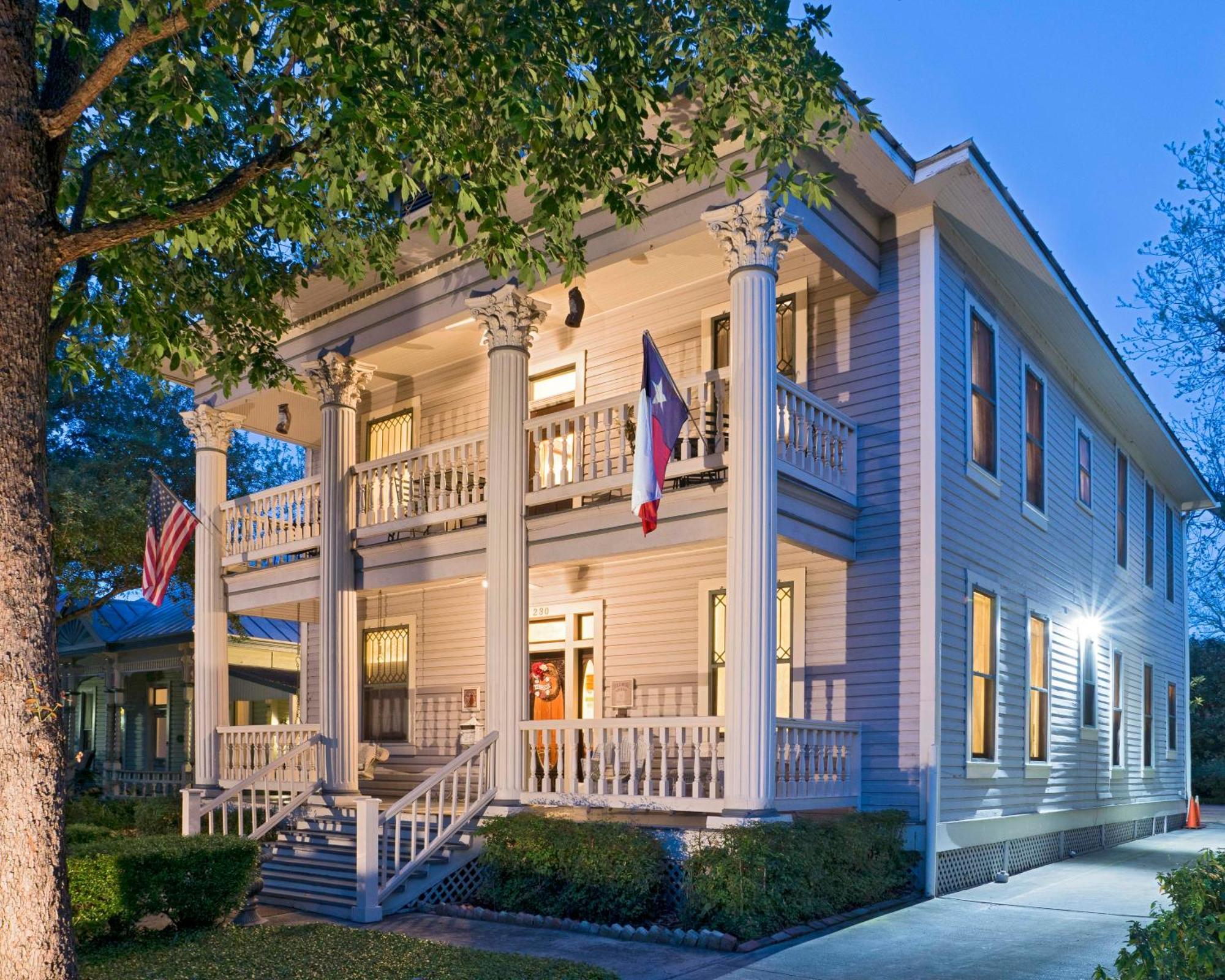 Brackenridge House 3*