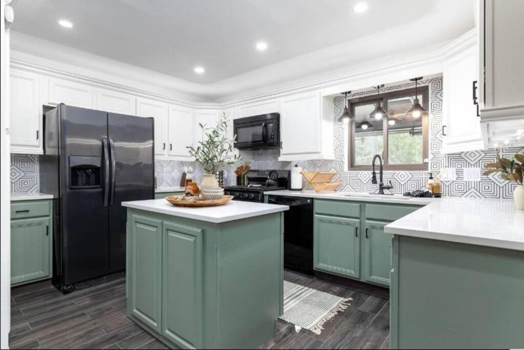 Modern Oasis In W/h Amenities And Pool *