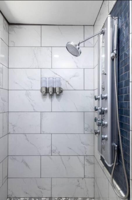 Villa Modern Oasis In W/h Amenities And Pool San Antonio