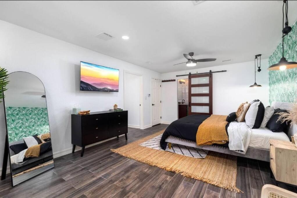 Modern Oasis In W/h Amenities And Pool