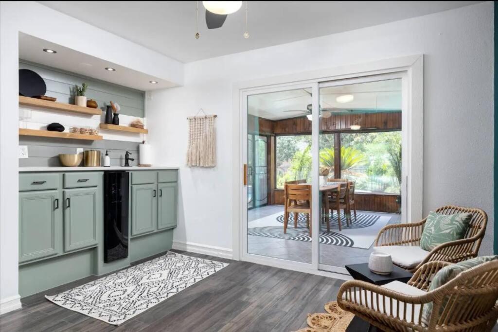 Villa Modern Oasis In W/h Amenities And Pool San Antonio
