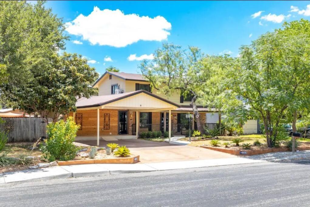 Modern Oasis In W/h Amenities And Pool Villa San Antonio