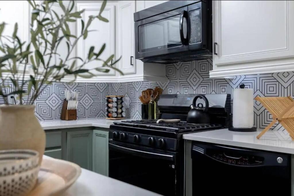 Modern Oasis In W/h Amenities And Pool