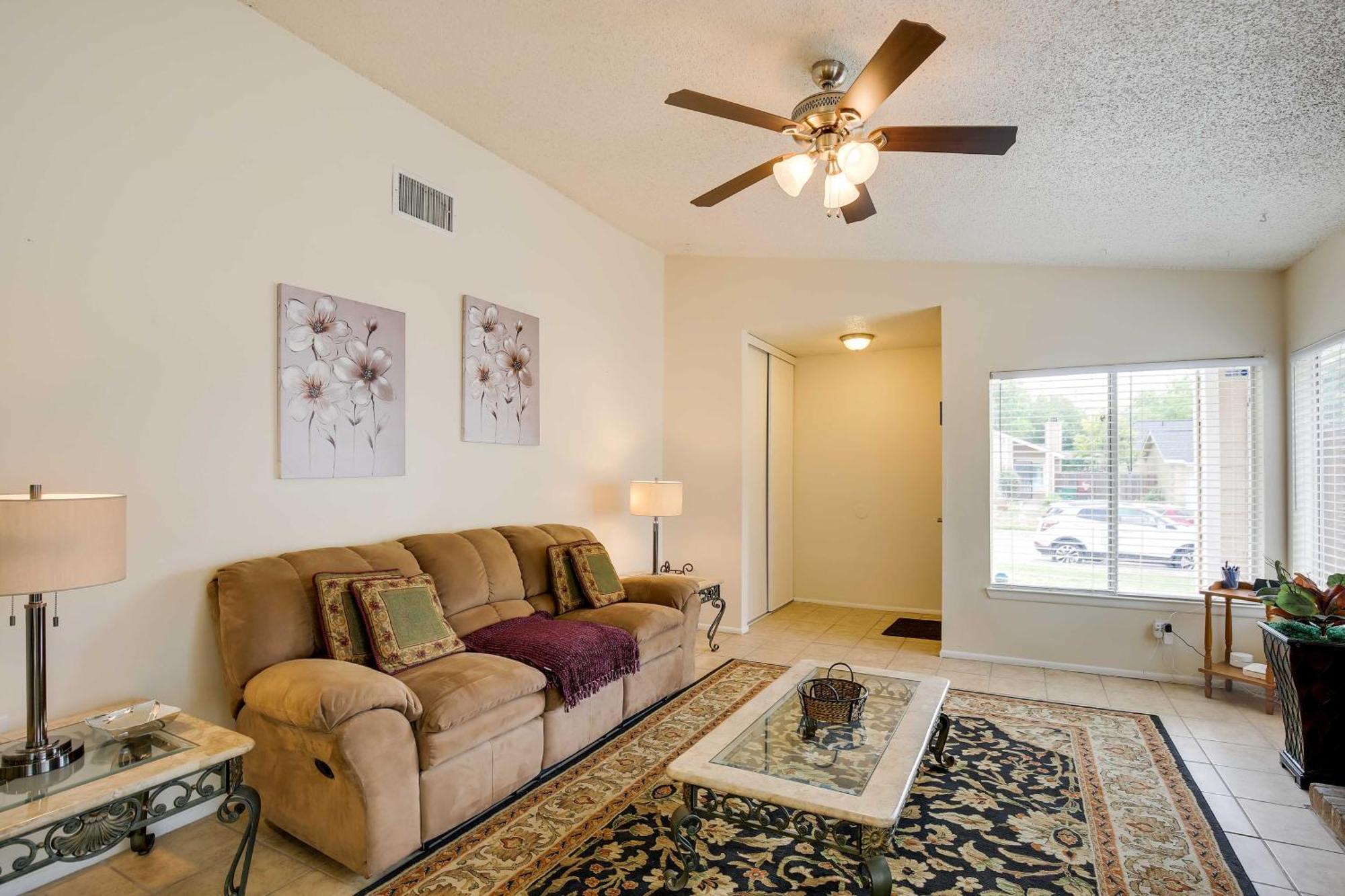 Sunny With Backyard And Patio! Holiday home