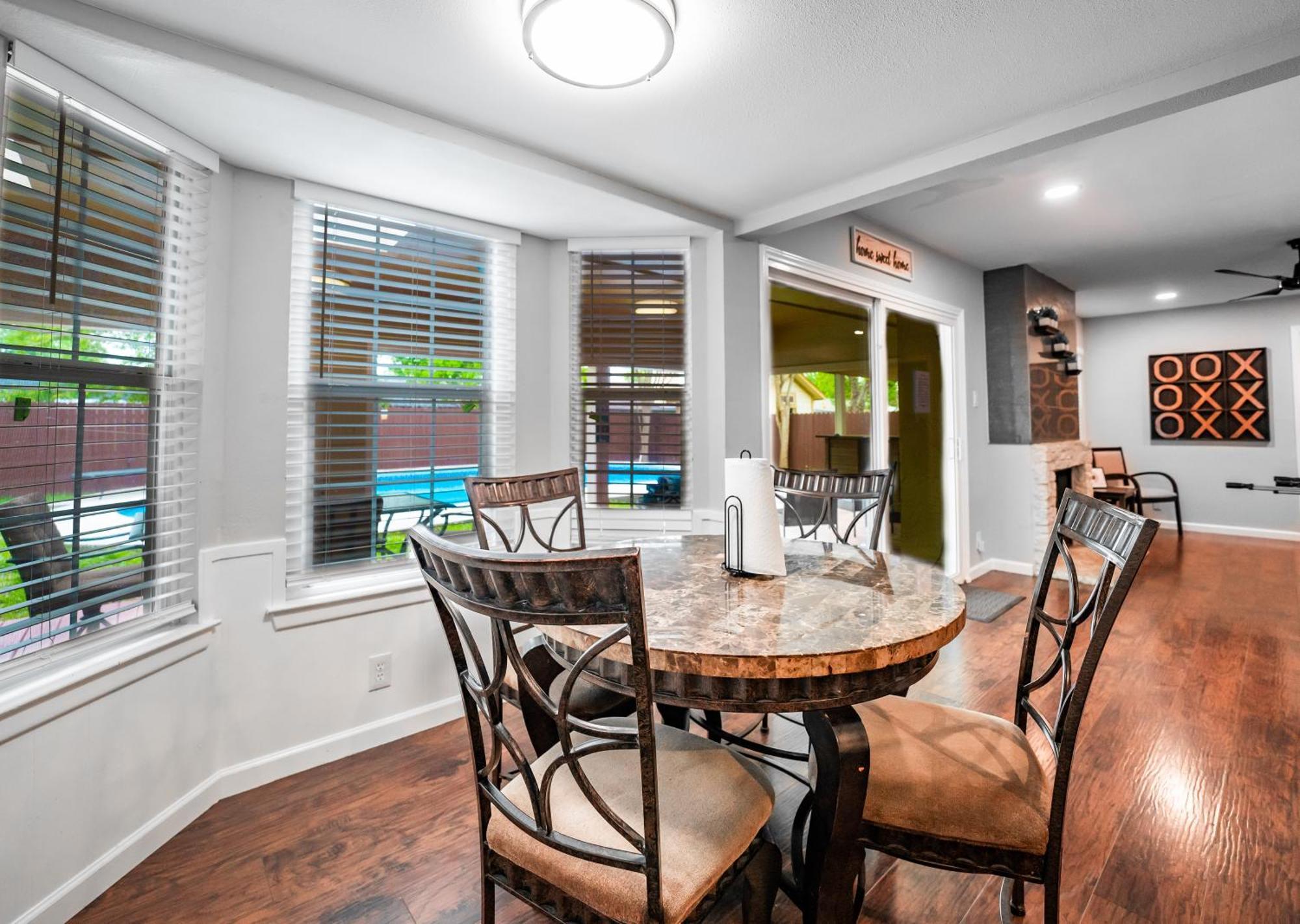 Holiday home Spacious 4 Bedroom With Pool-minutes To Seaworld!