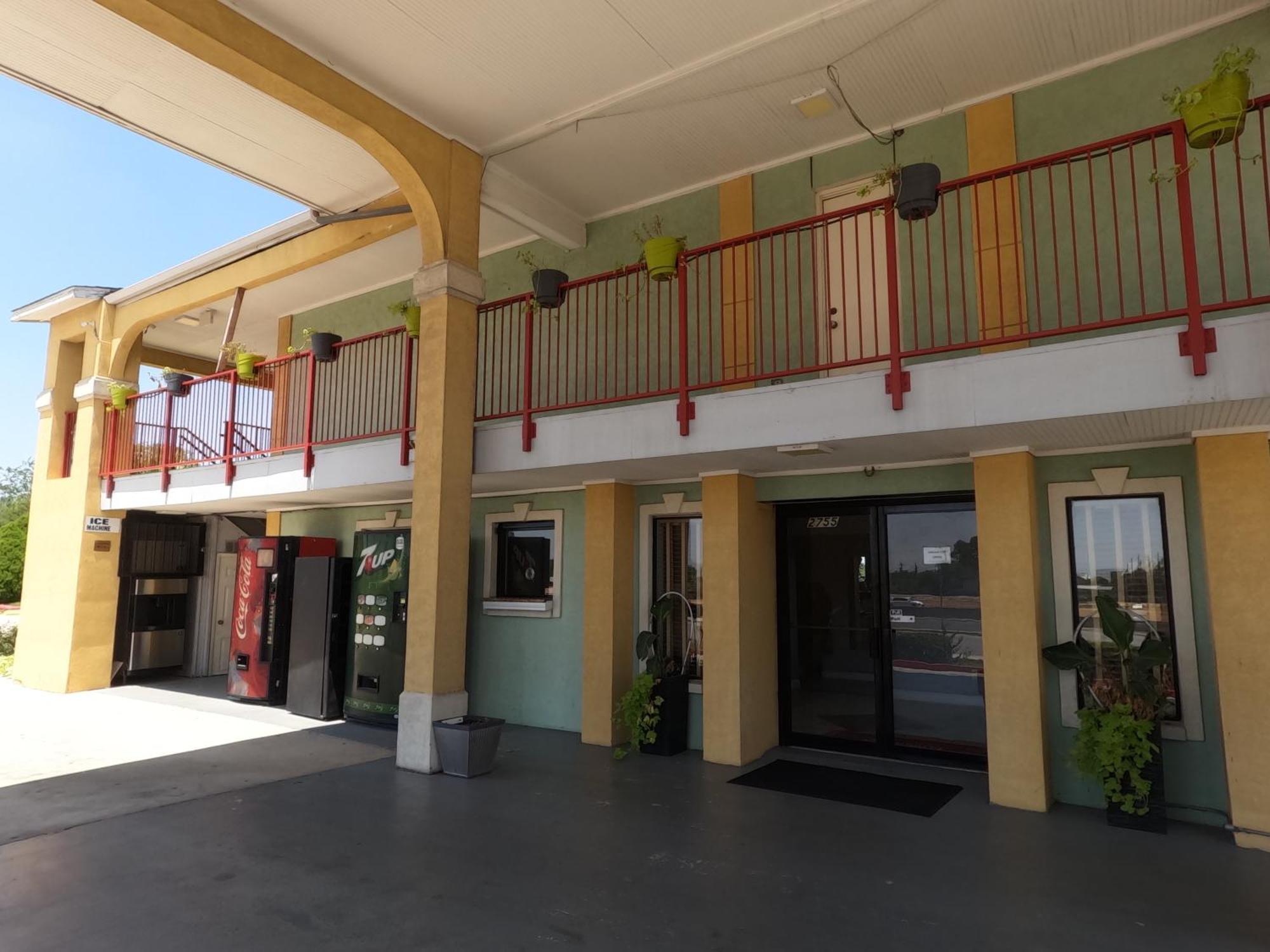 Hotel Econo & Downtown Northeast Near Fort Sam Houston 2*