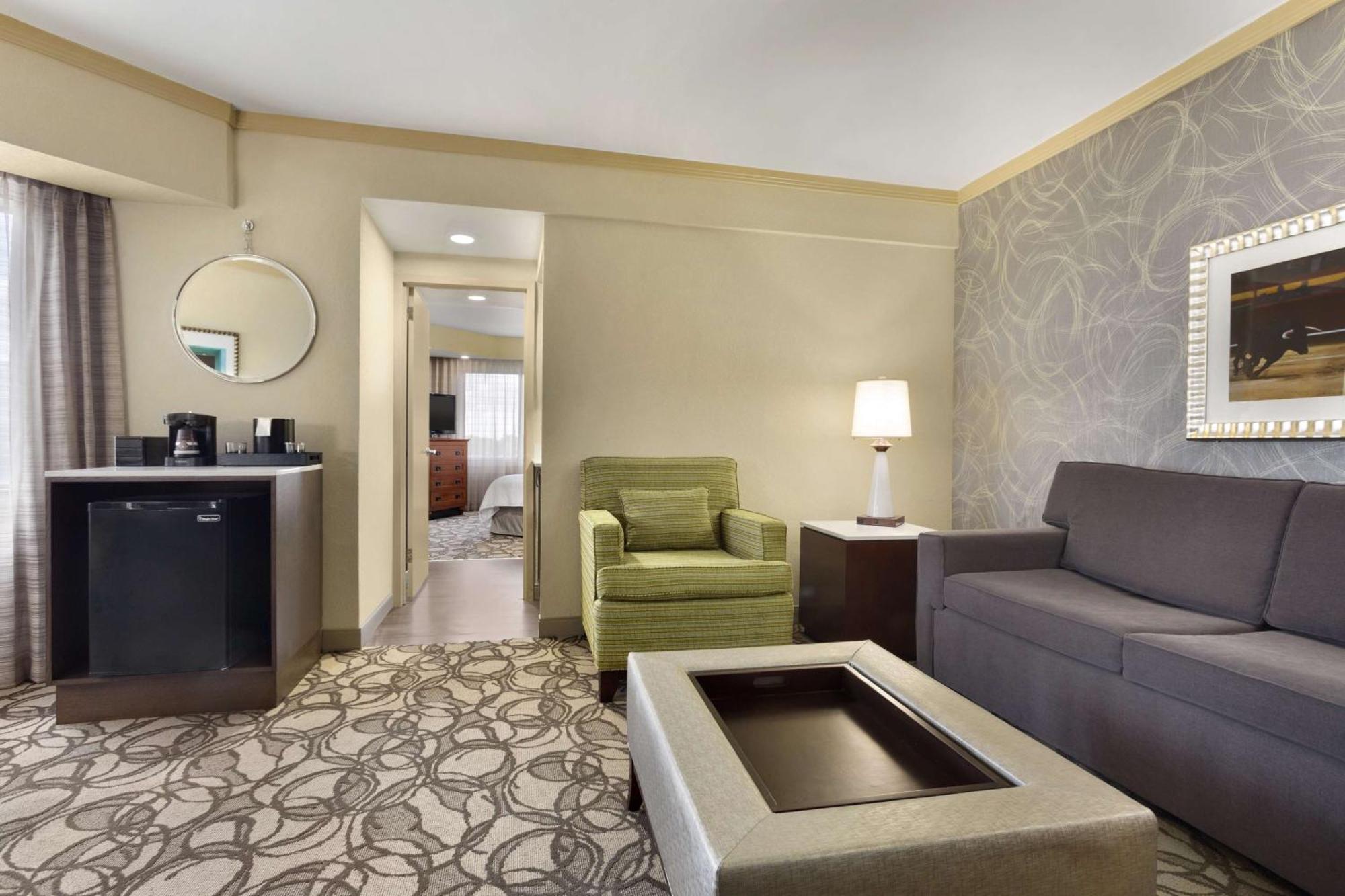 Hotel Embassy Airport 3*
