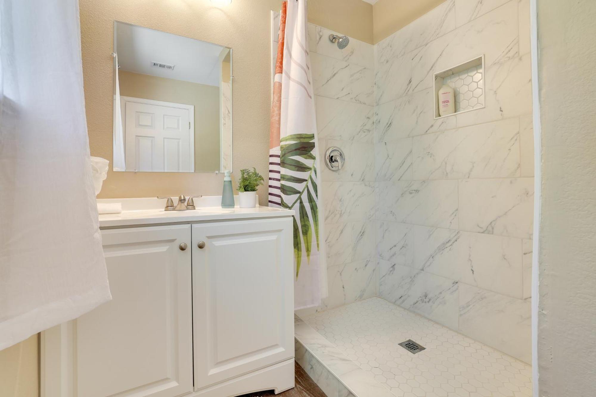 Modern With Patio, Grill, Fire Pit! Holiday home San Antonio