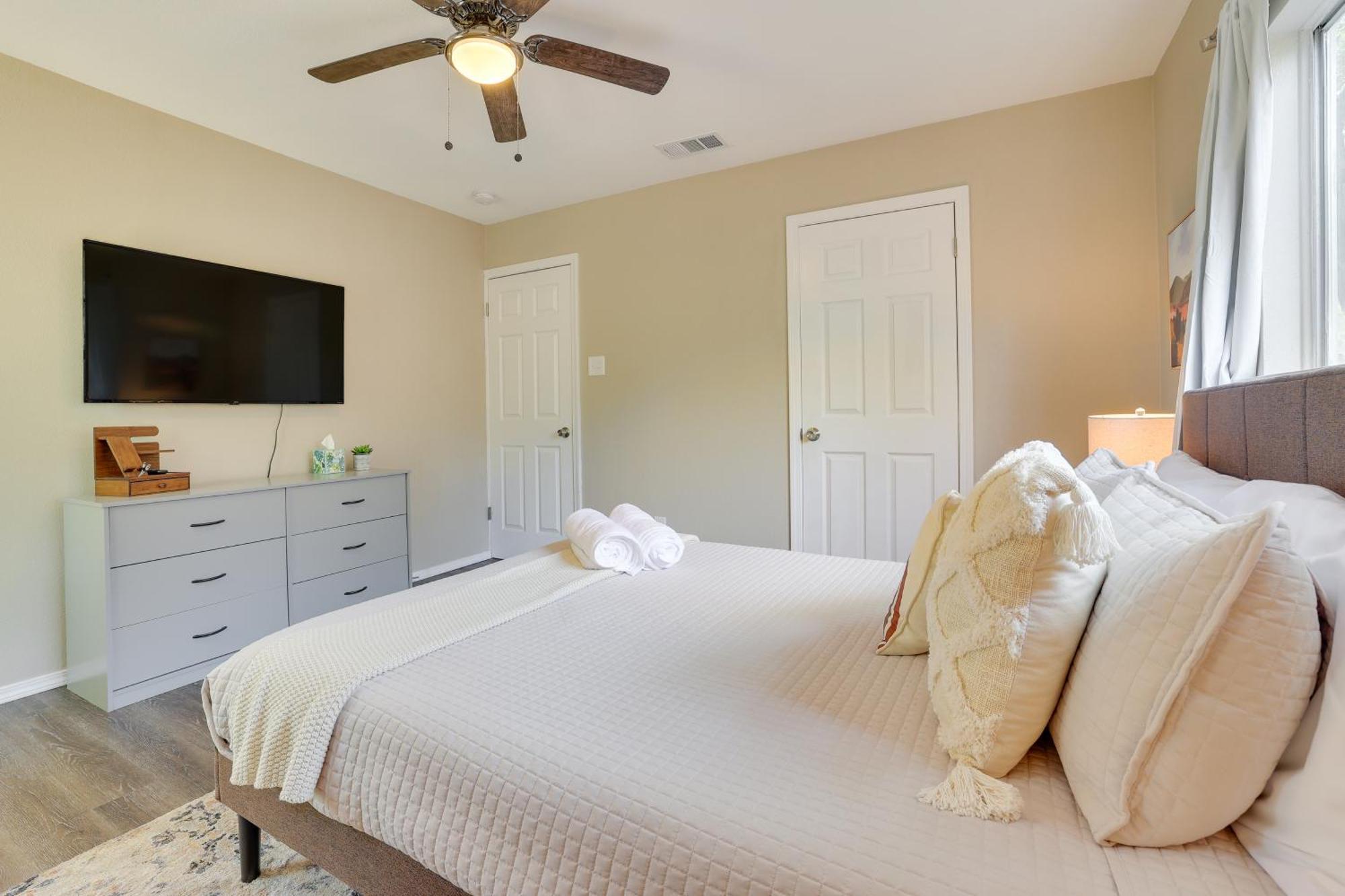 Modern With Patio, Grill, Fire Pit! Holiday home *