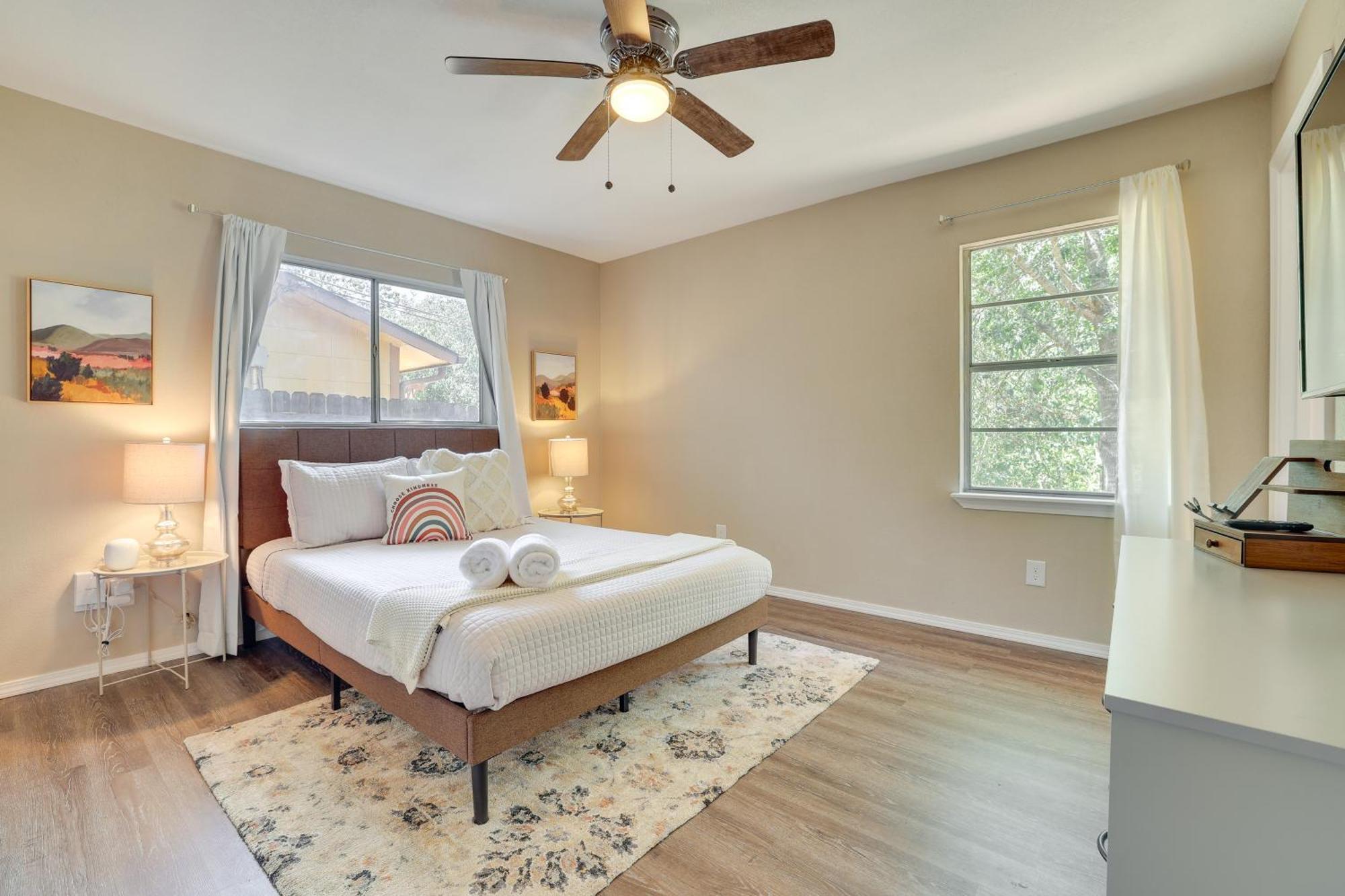 Modern With Patio, Grill, Fire Pit! Holiday home San Antonio