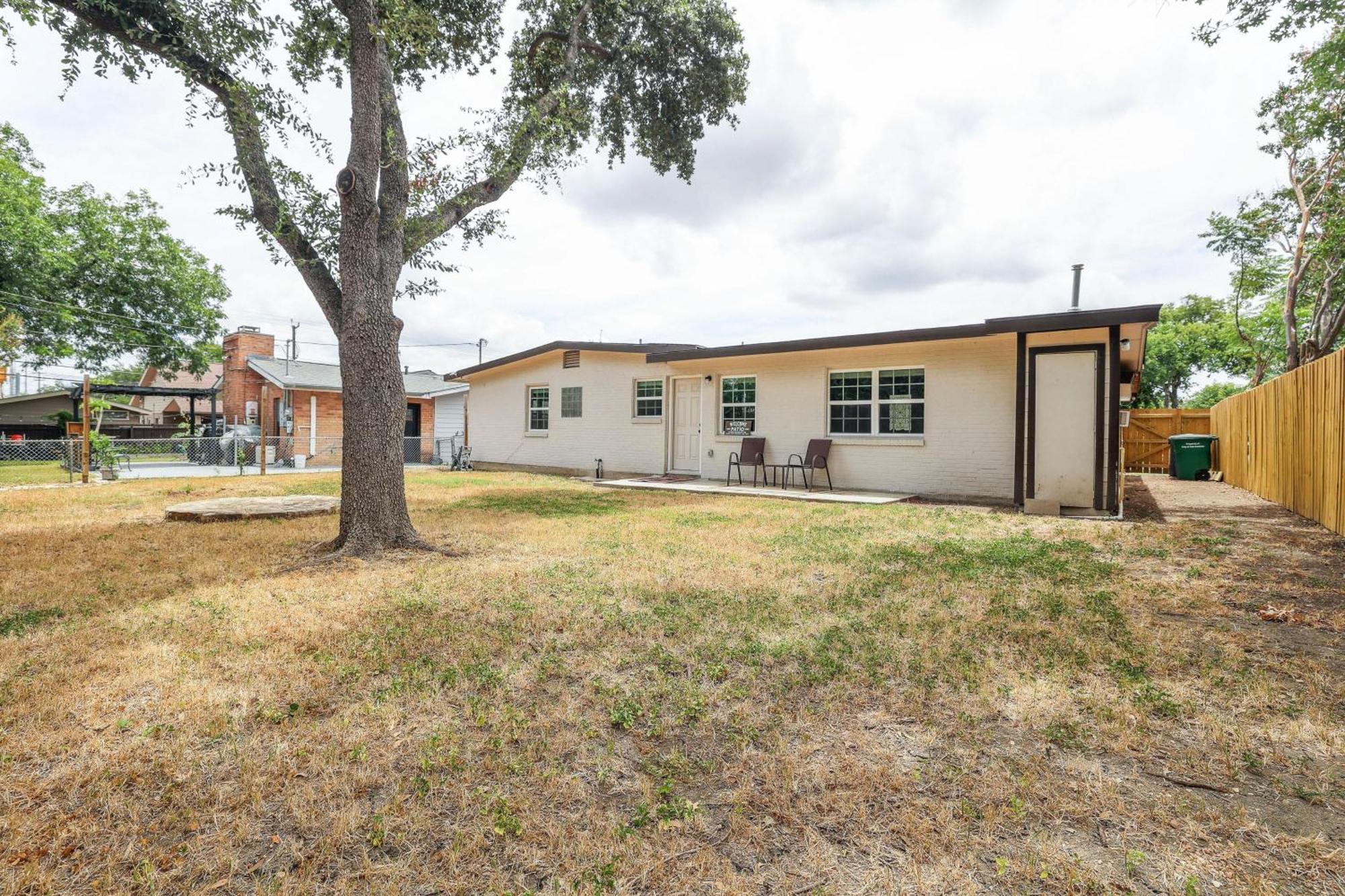 Holiday home Spacious Retreat With Private Patio! San Antonio