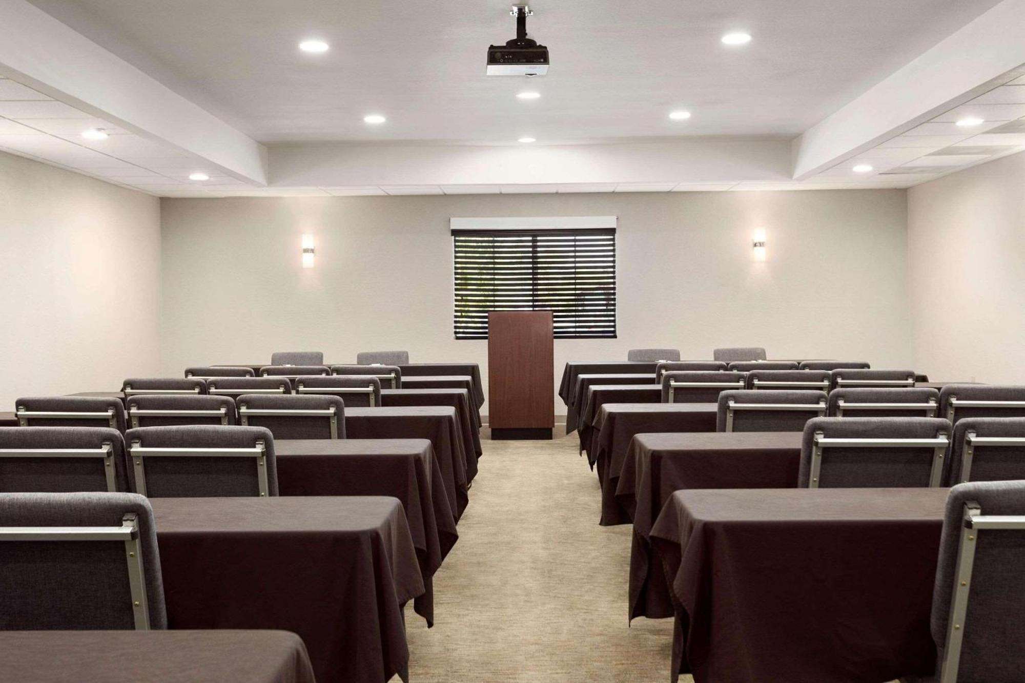 Hotel Country & By Radisson, Lackland Afb , Tx
