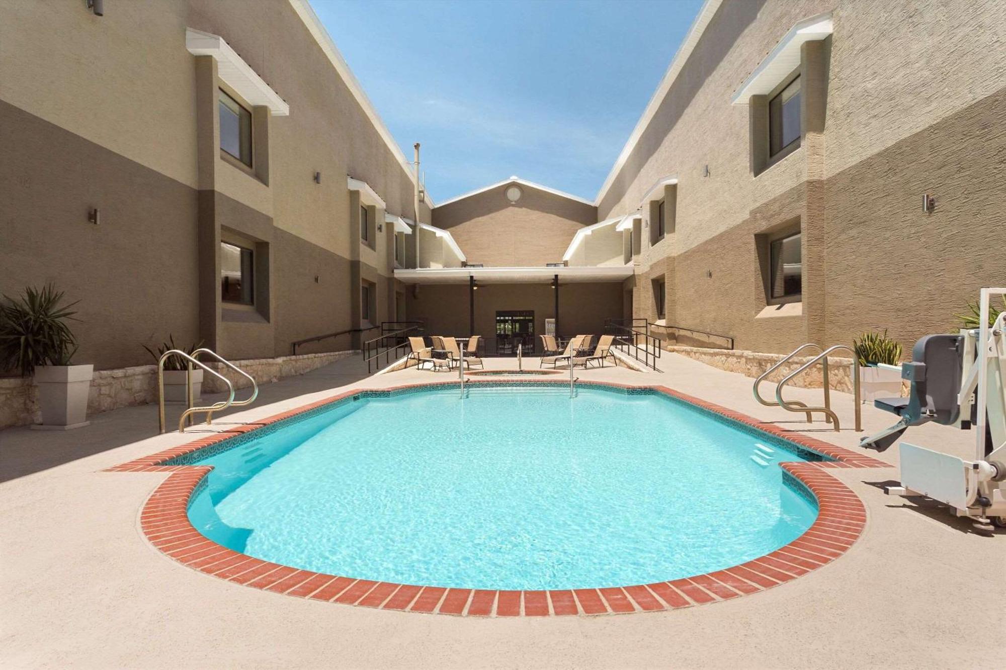 Country & By Radisson, Lackland Afb , Tx San Antonio