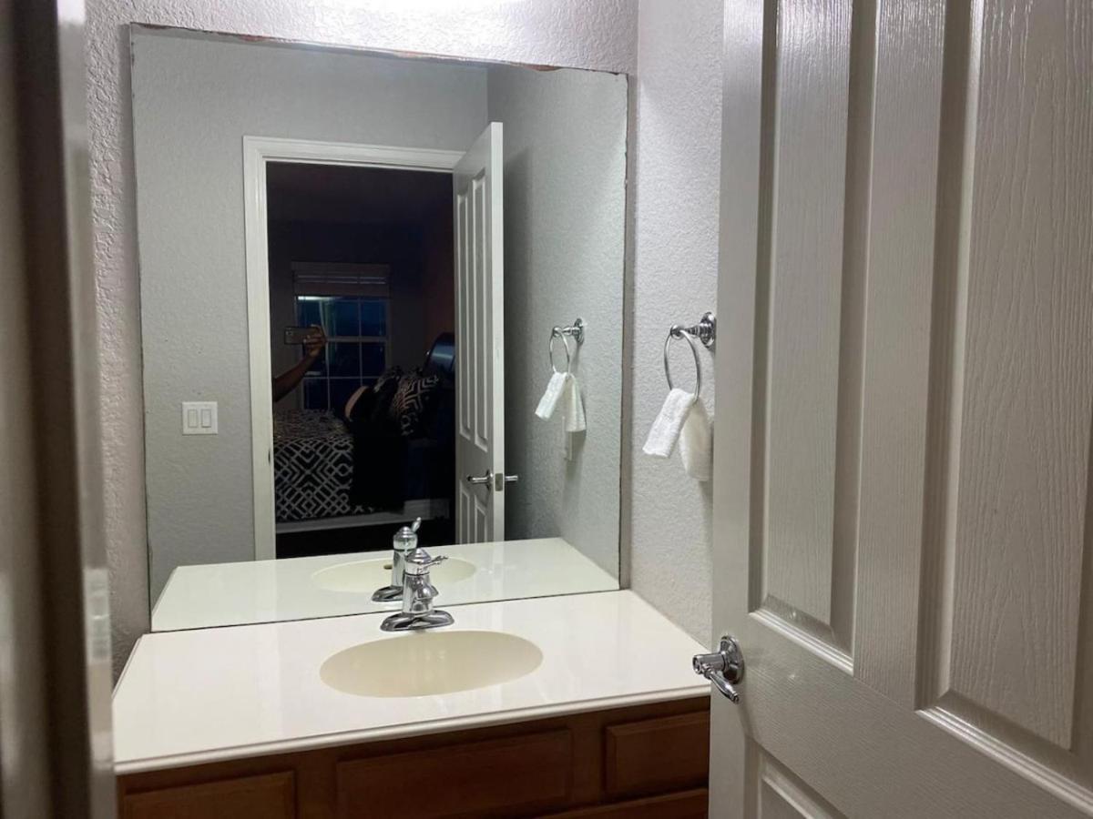Villa Lush, Spacious 5-bdr Near Attrns