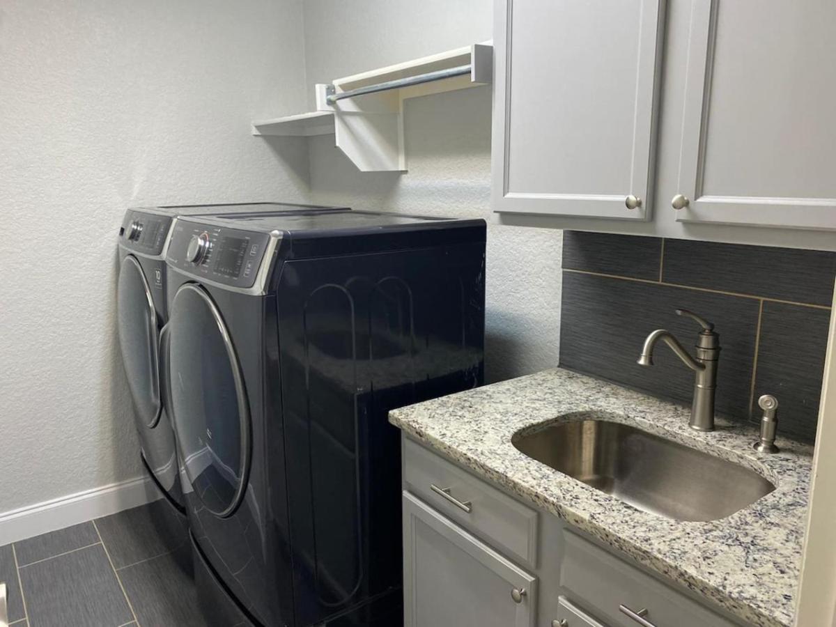 Lush, Spacious 5-bdr Near Attrns Villa