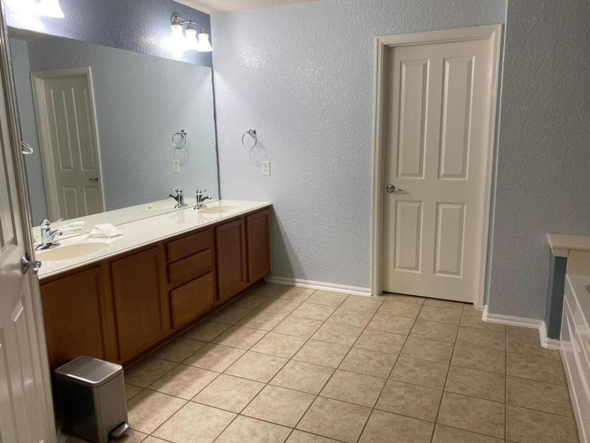 Villa Lush, Spacious 5-bdr Near Attrns San Antonio