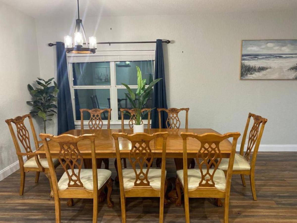 Villa Lush, Spacious 5-bdr Near Attrns