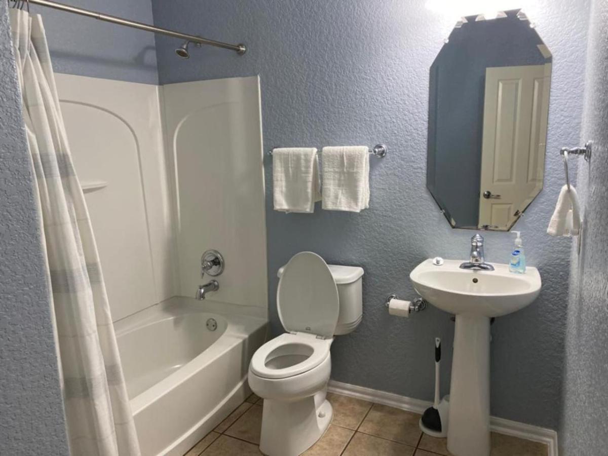 Lush, Spacious 5-bdr Near Attrns Villa *