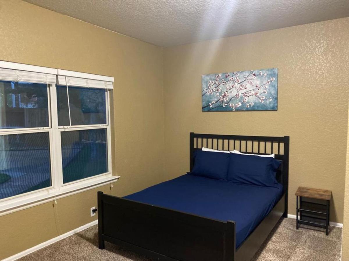 Lush, Spacious 5-bdr Near Attrns San Antonio