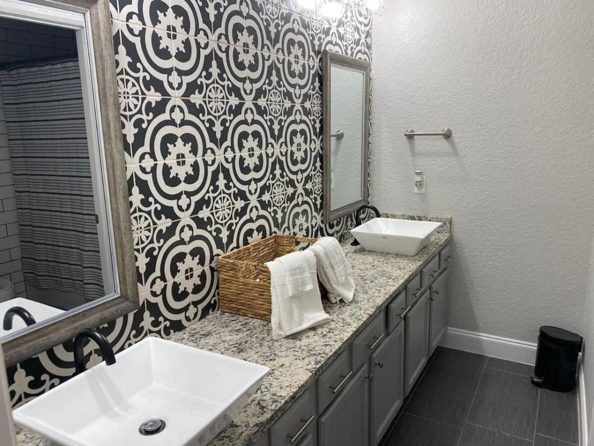 Lush, Spacious 5-bdr Near Attrns *