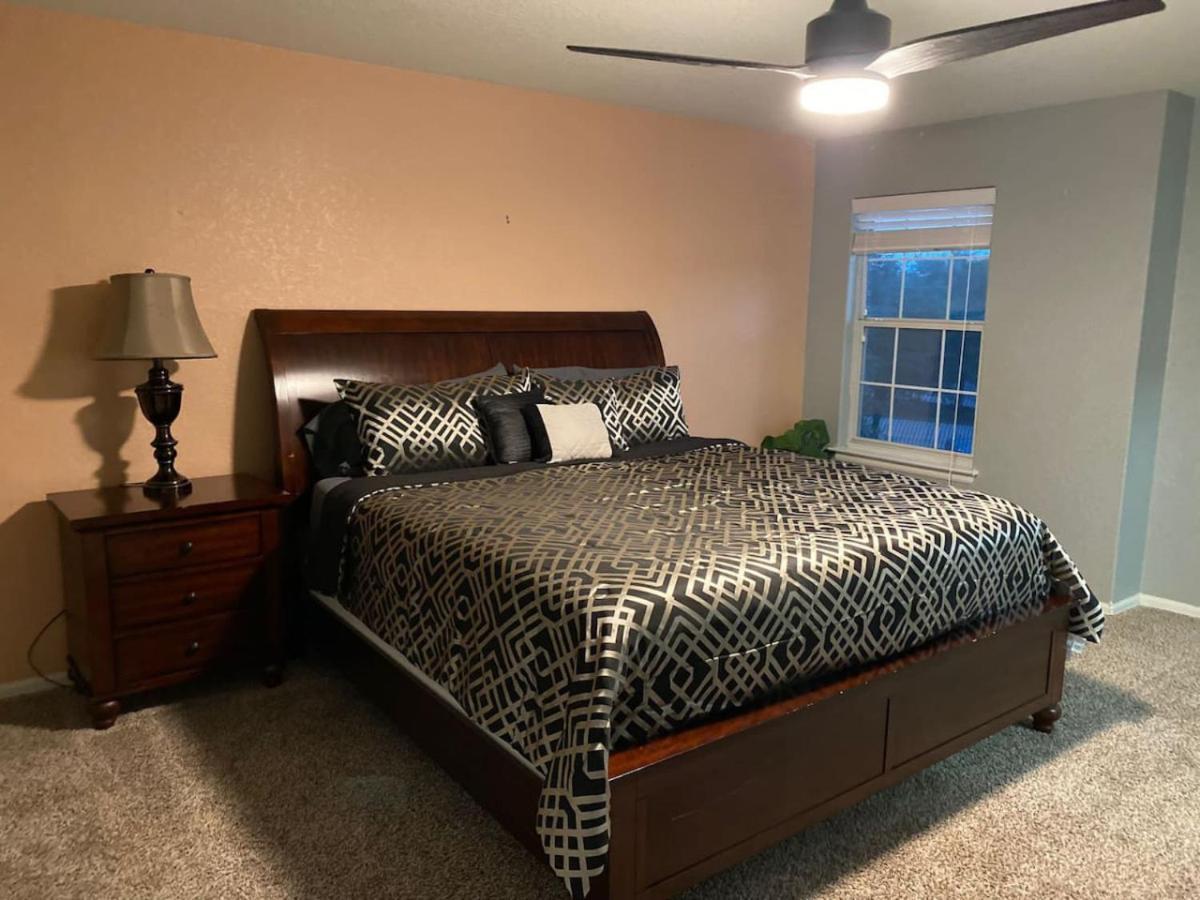 Villa Lush, Spacious 5-bdr Near Attrns San Antonio