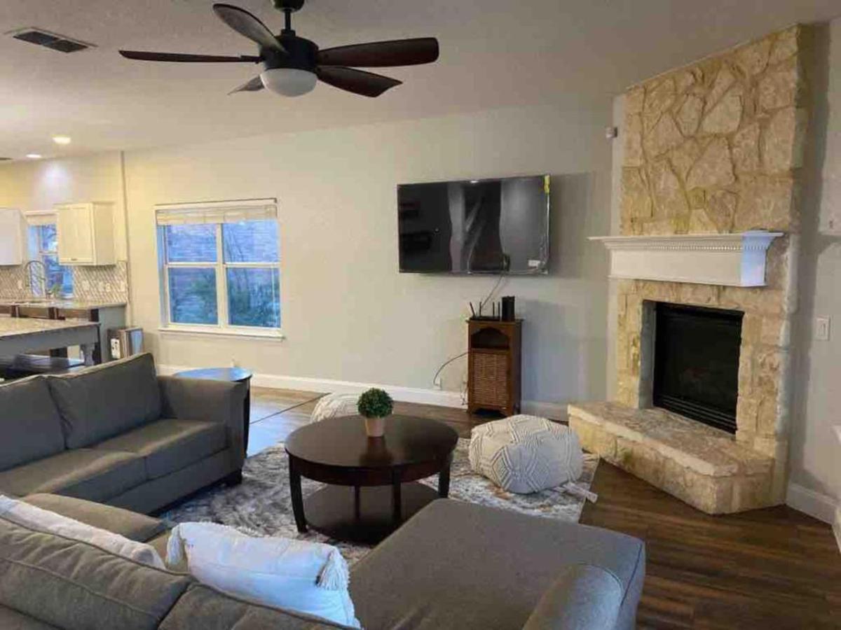 Lush, Spacious 5-bdr Near Attrns San Antonio