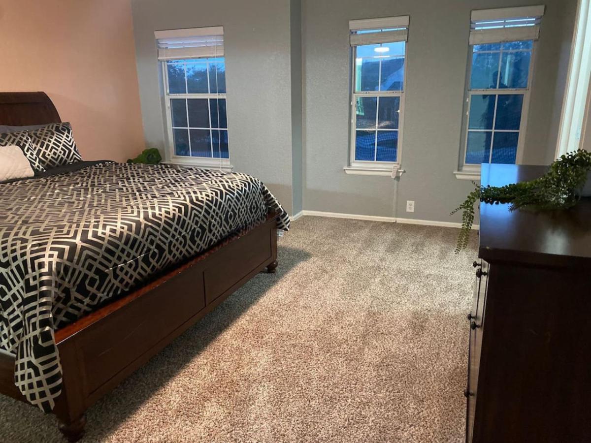 Lush, Spacious 5-bdr Near Attrns Villa