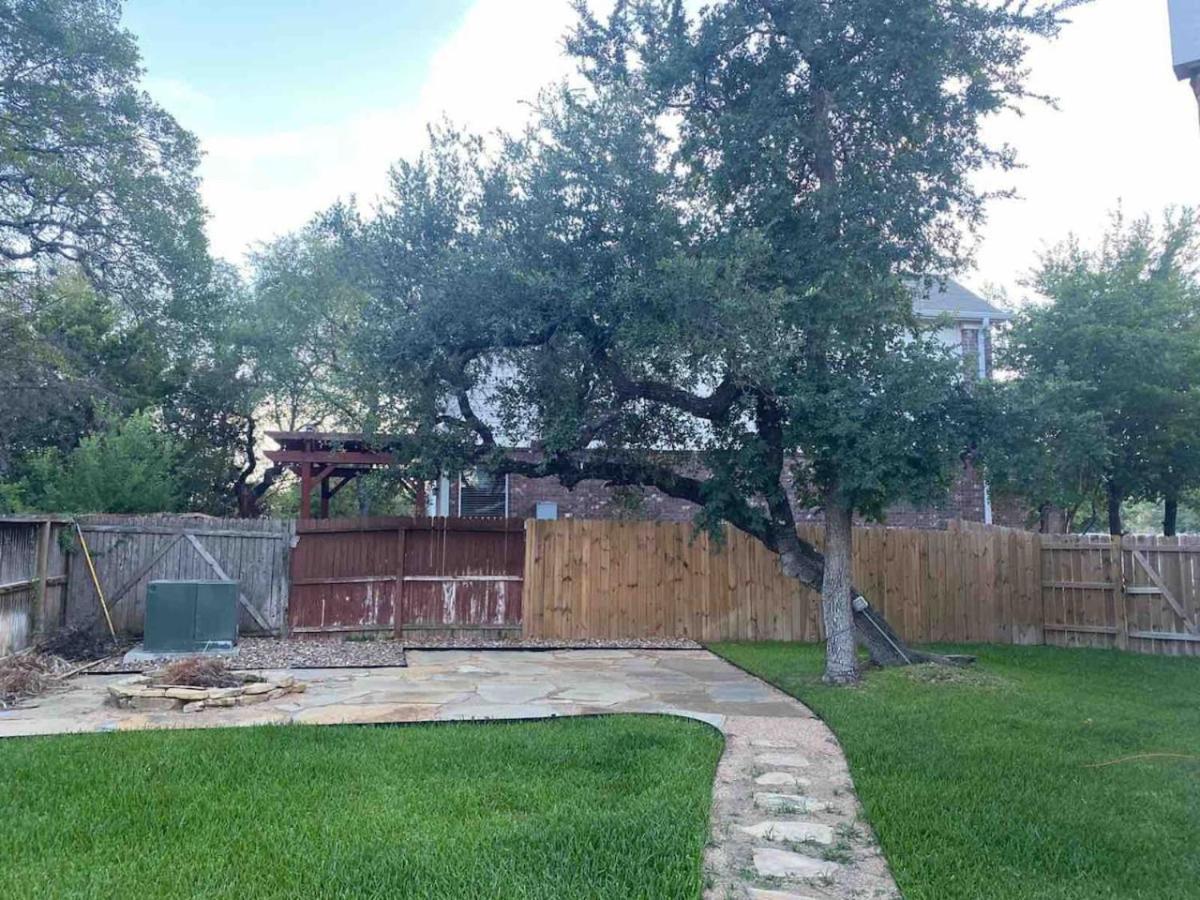 Lush, Spacious 5-bdr Near Attrns Villa