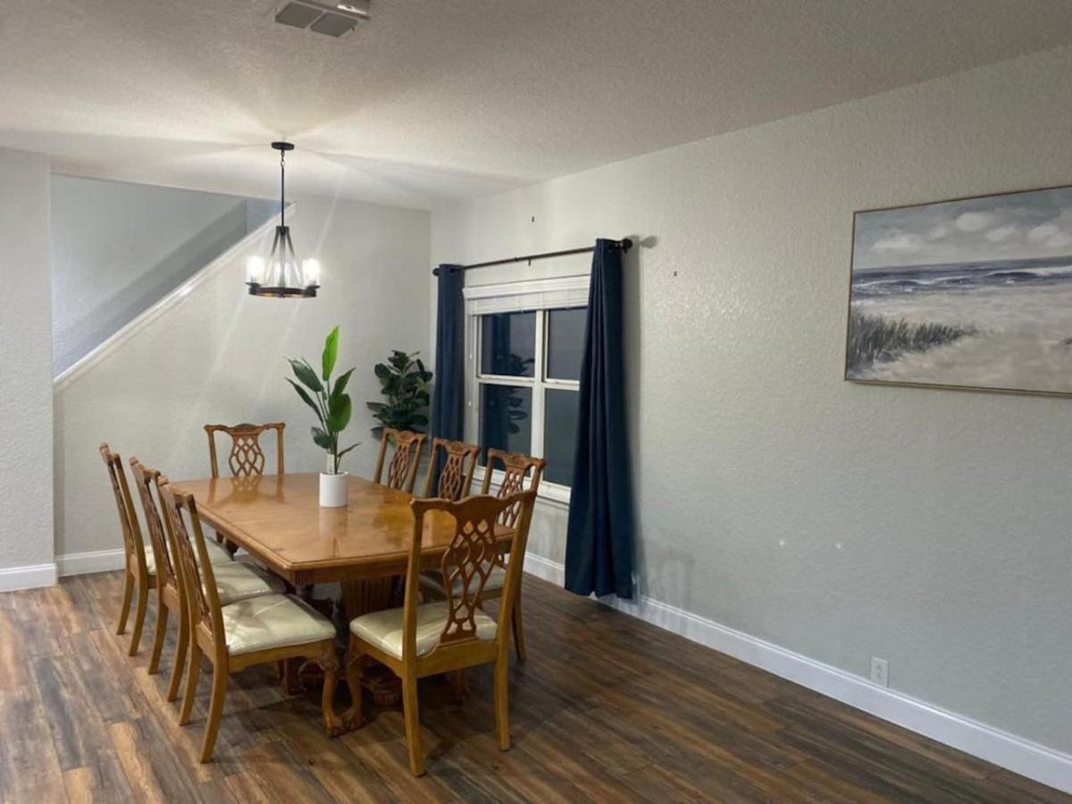 Lush, Spacious 5-bdr Near Attrns *