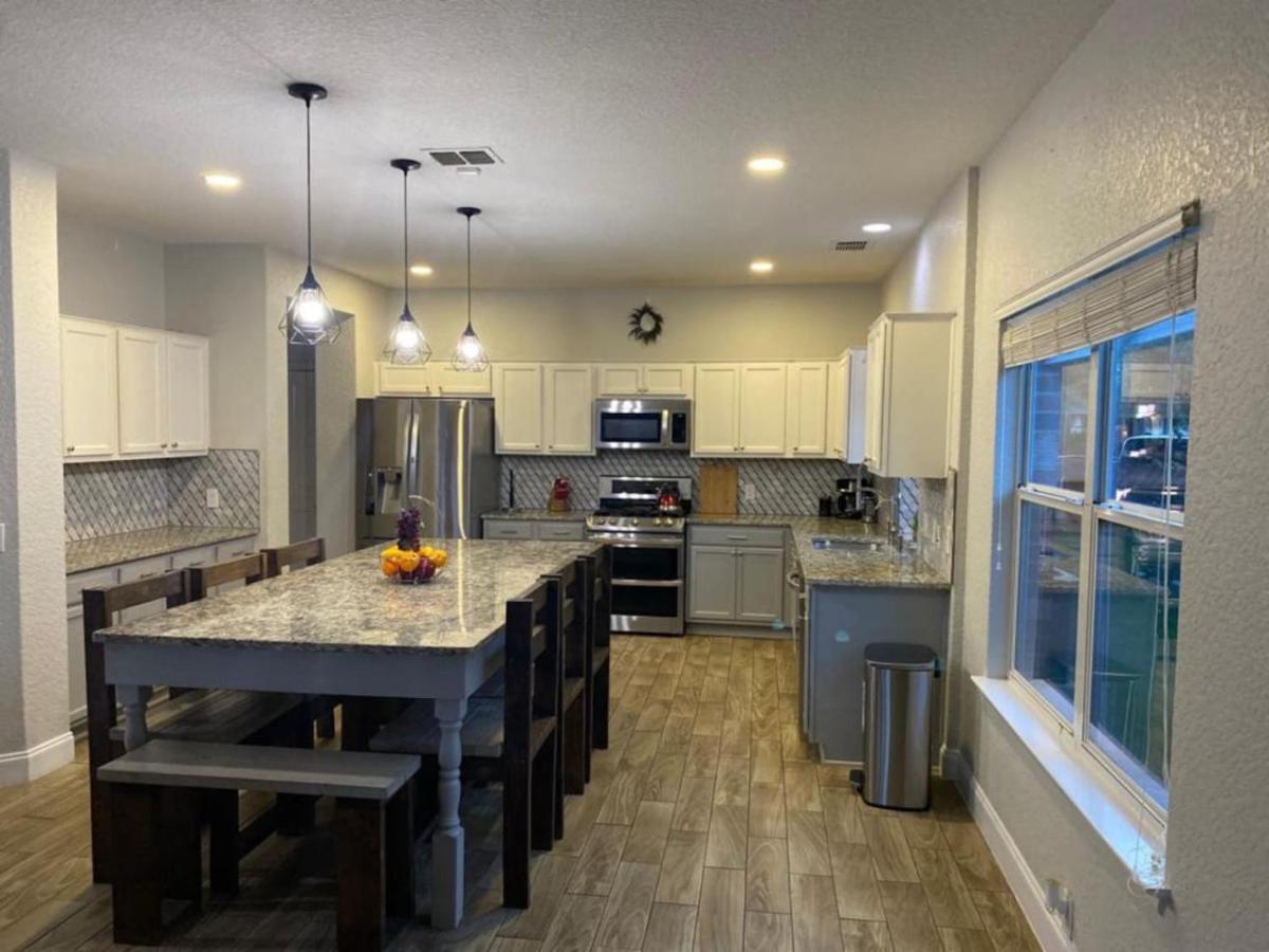 Lush, Spacious 5-bdr Near Attrns