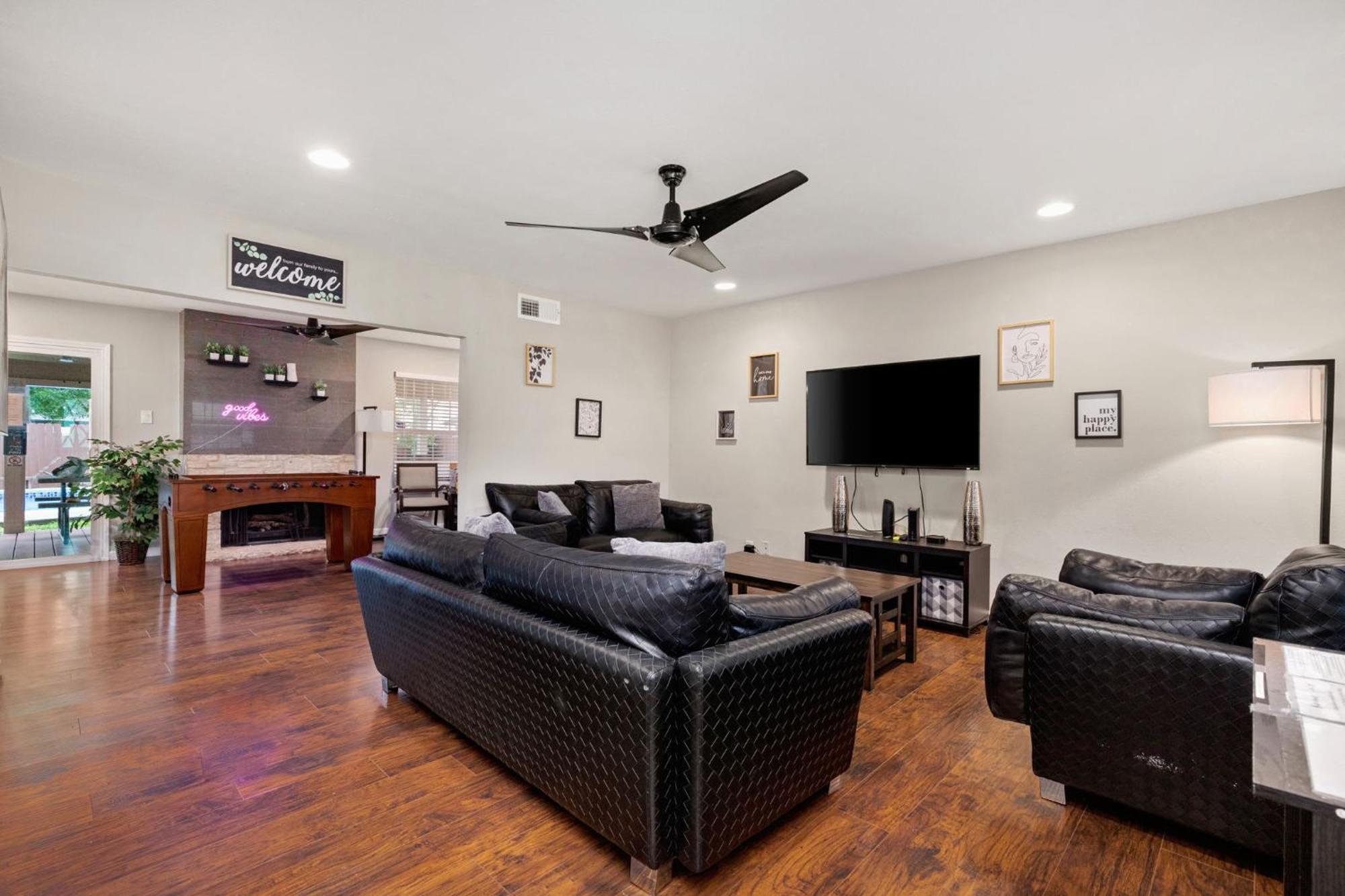 Holiday home Spacious 4 Bedroom With Pool-minutes To Seaworld!
