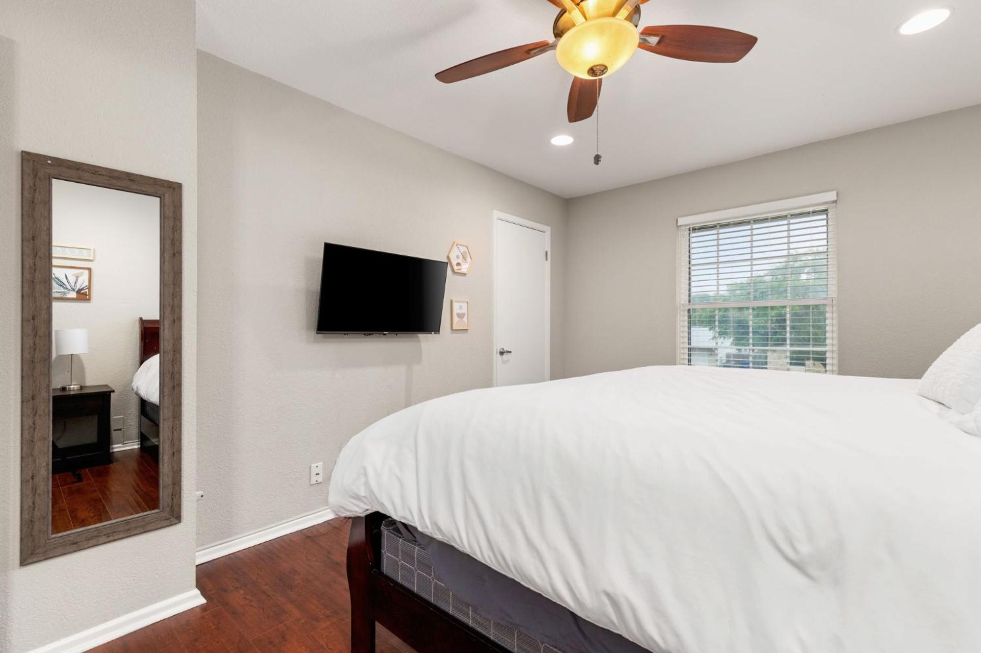 Holiday home Spacious 4 Bedroom With Pool-minutes To Seaworld! *