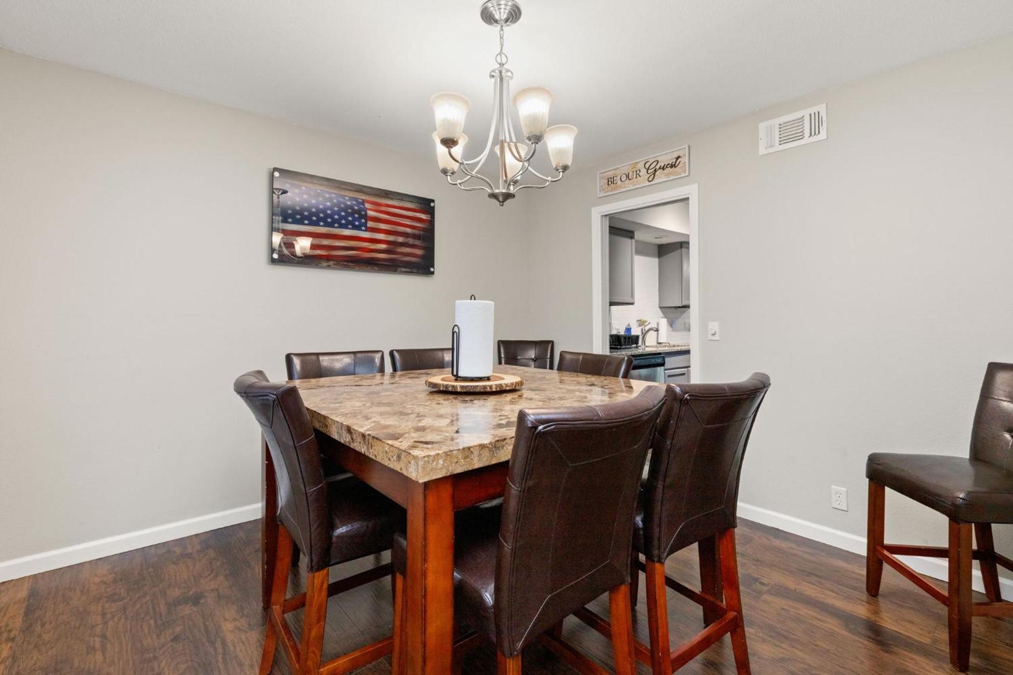 Holiday home Spacious 4 Bedroom With Pool-minutes To Seaworld!