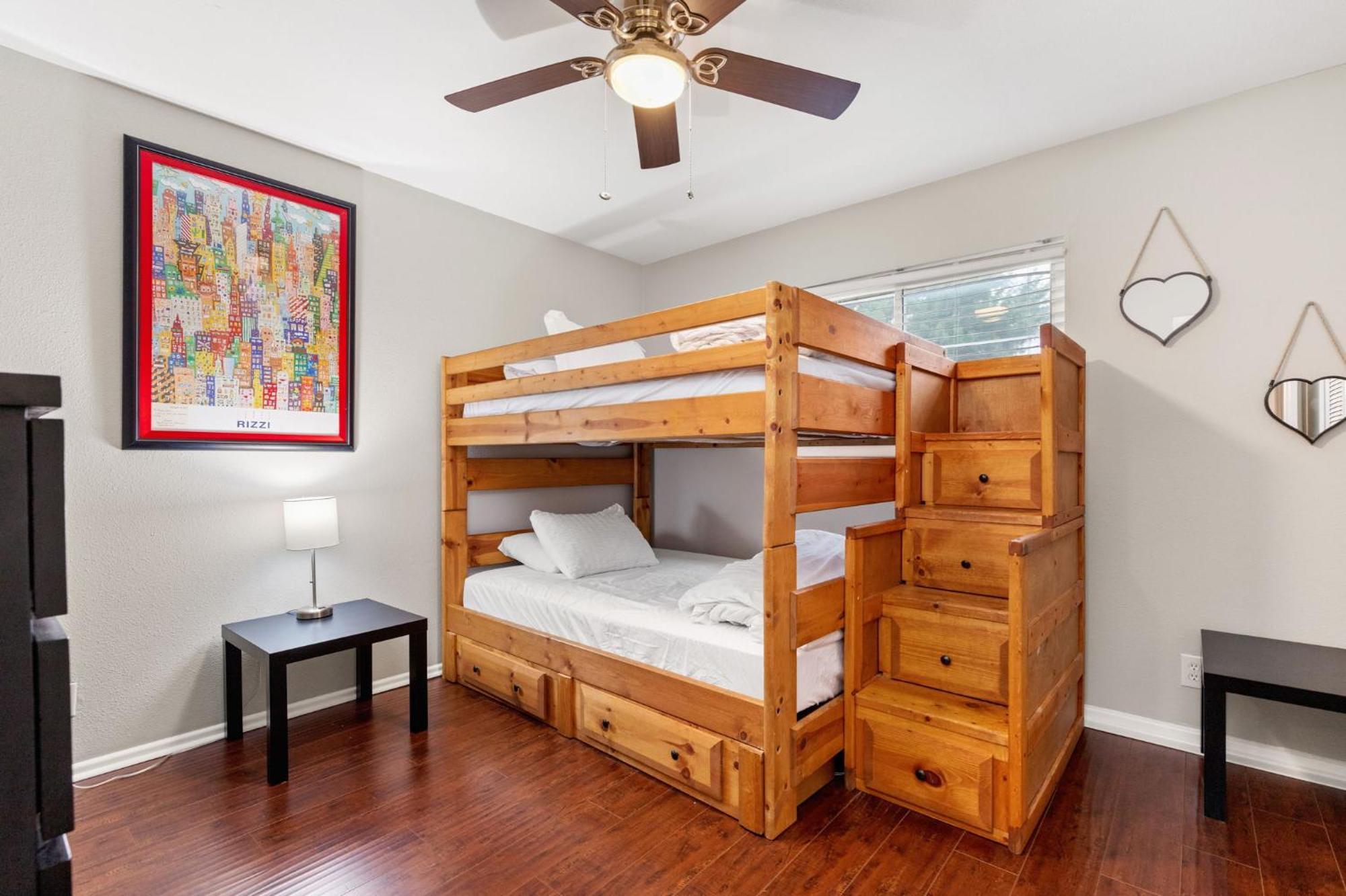 Holiday home Spacious 4 Bedroom With Pool-minutes To Seaworld! *