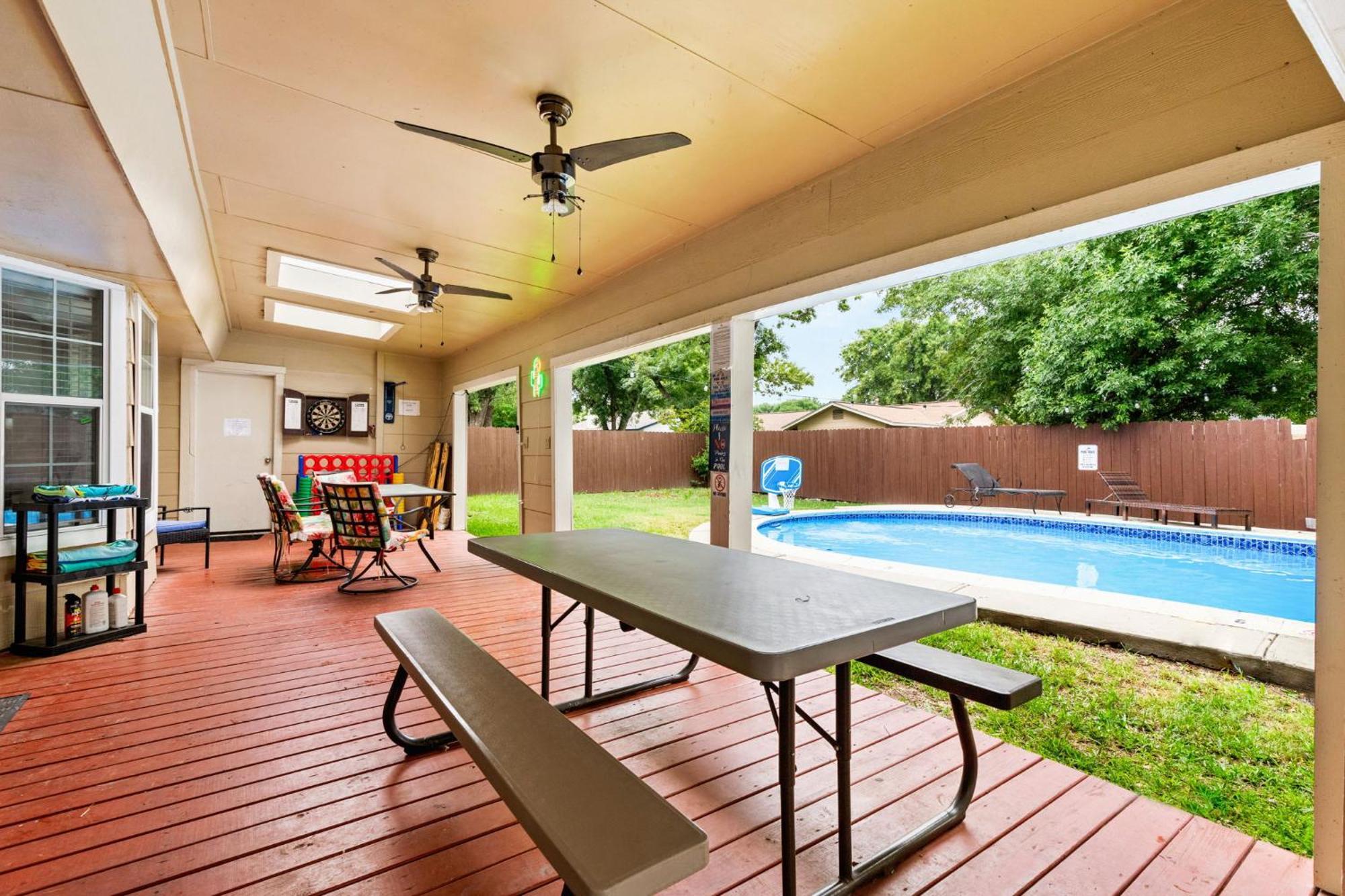 Spacious 4 Bedroom With Pool-minutes To Seaworld!