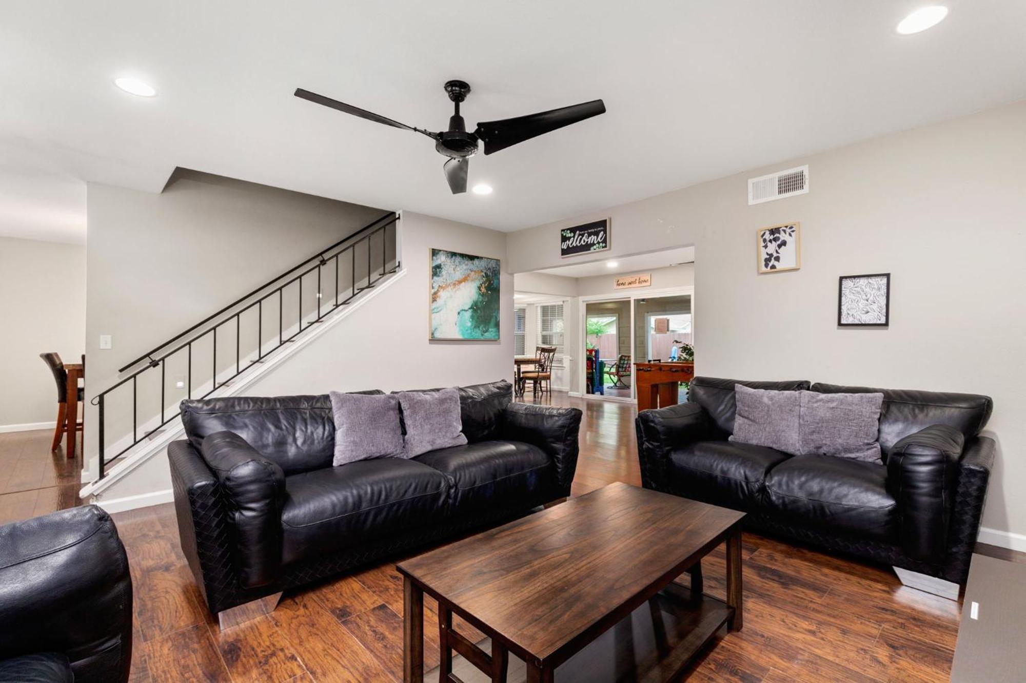 Holiday home Spacious 4 Bedroom With Pool-minutes To Seaworld!