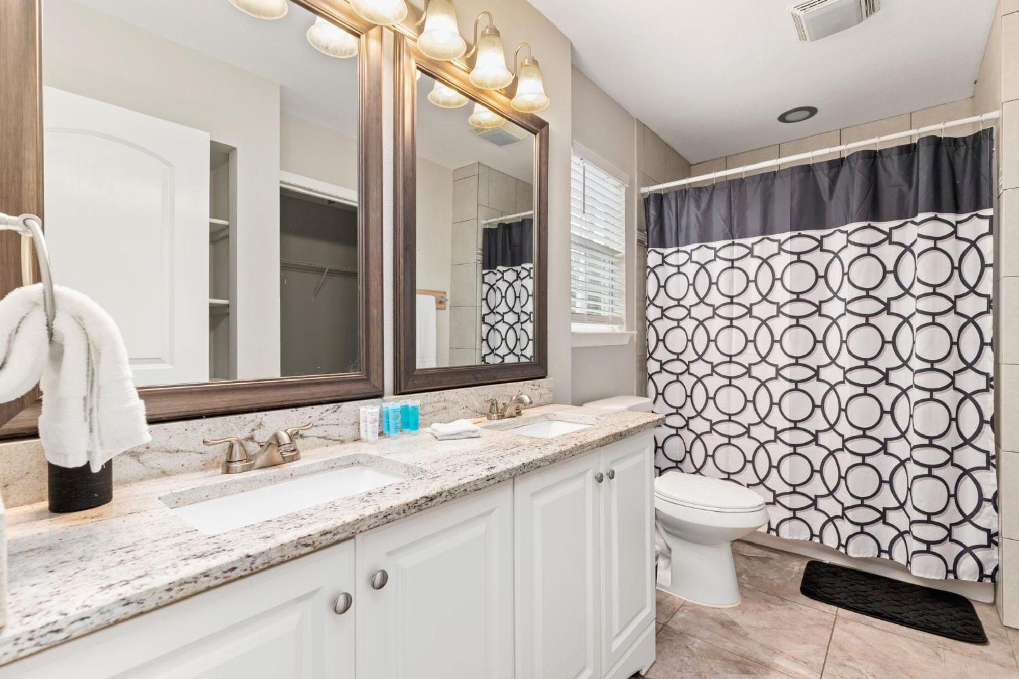 Holiday home Spacious 4 Bedroom With Pool-minutes To Seaworld! *