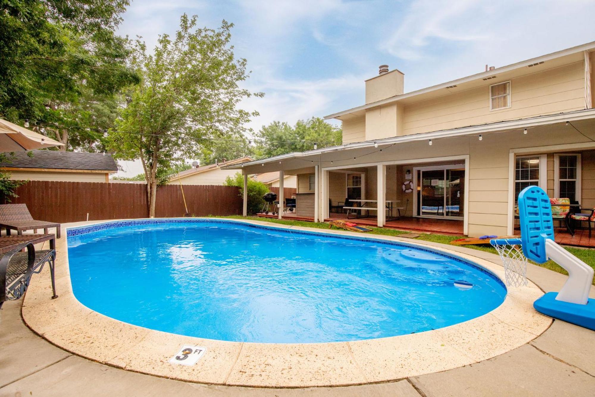 Holiday home Spacious 4 Bedroom With Pool-minutes To Seaworld!