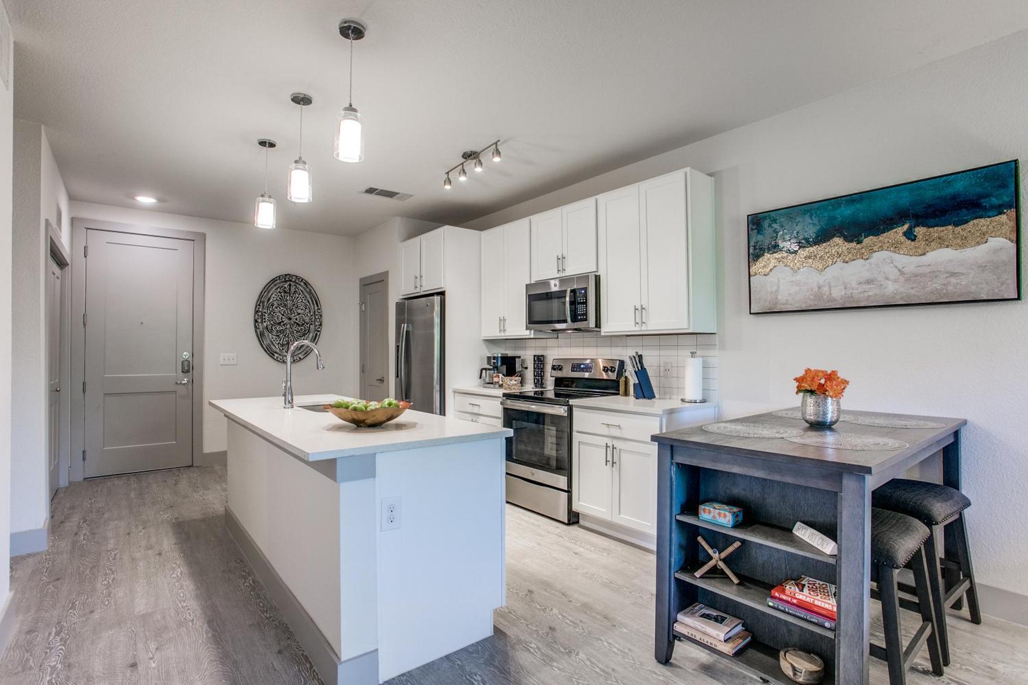 Apartment Luxury Facing Riverwalk Free Parking Pet Friendly Centrally Located *