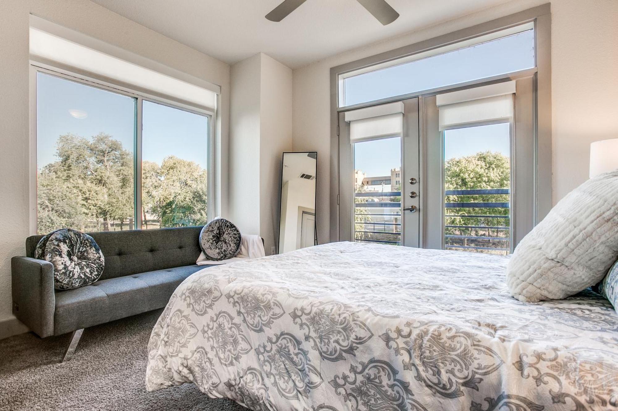 Apartment Luxury Facing Riverwalk Free Parking Pet Friendly Centrally Located *