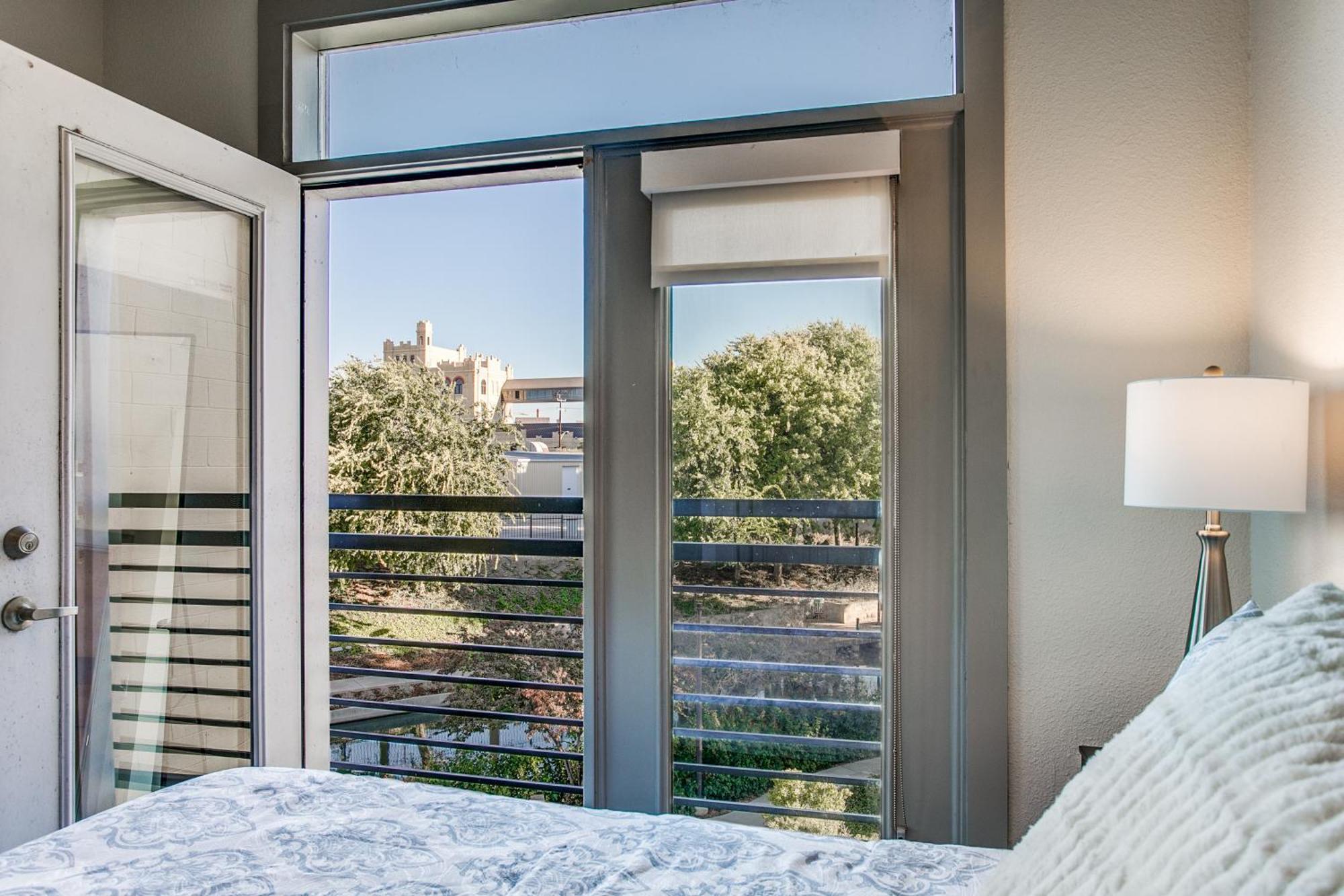Apartment Luxury Facing Riverwalk Free Parking Pet Friendly Centrally Located San Antonio