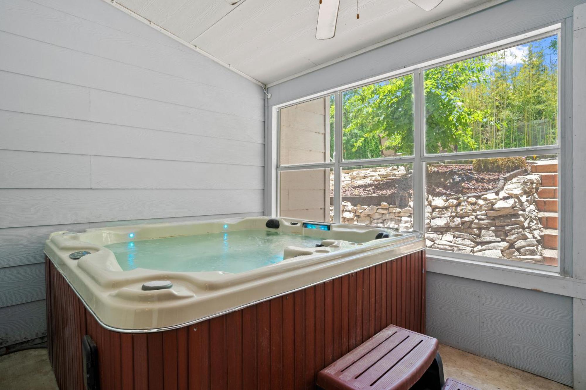 Bamboo Oasis-relaxing Hot Tub-family Time