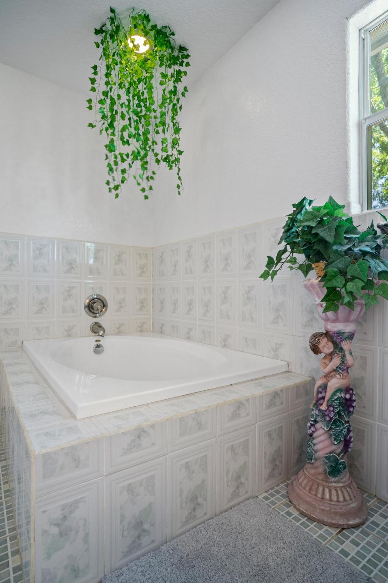 Holiday home Bamboo Oasis-relaxing Hot Tub-family Time *